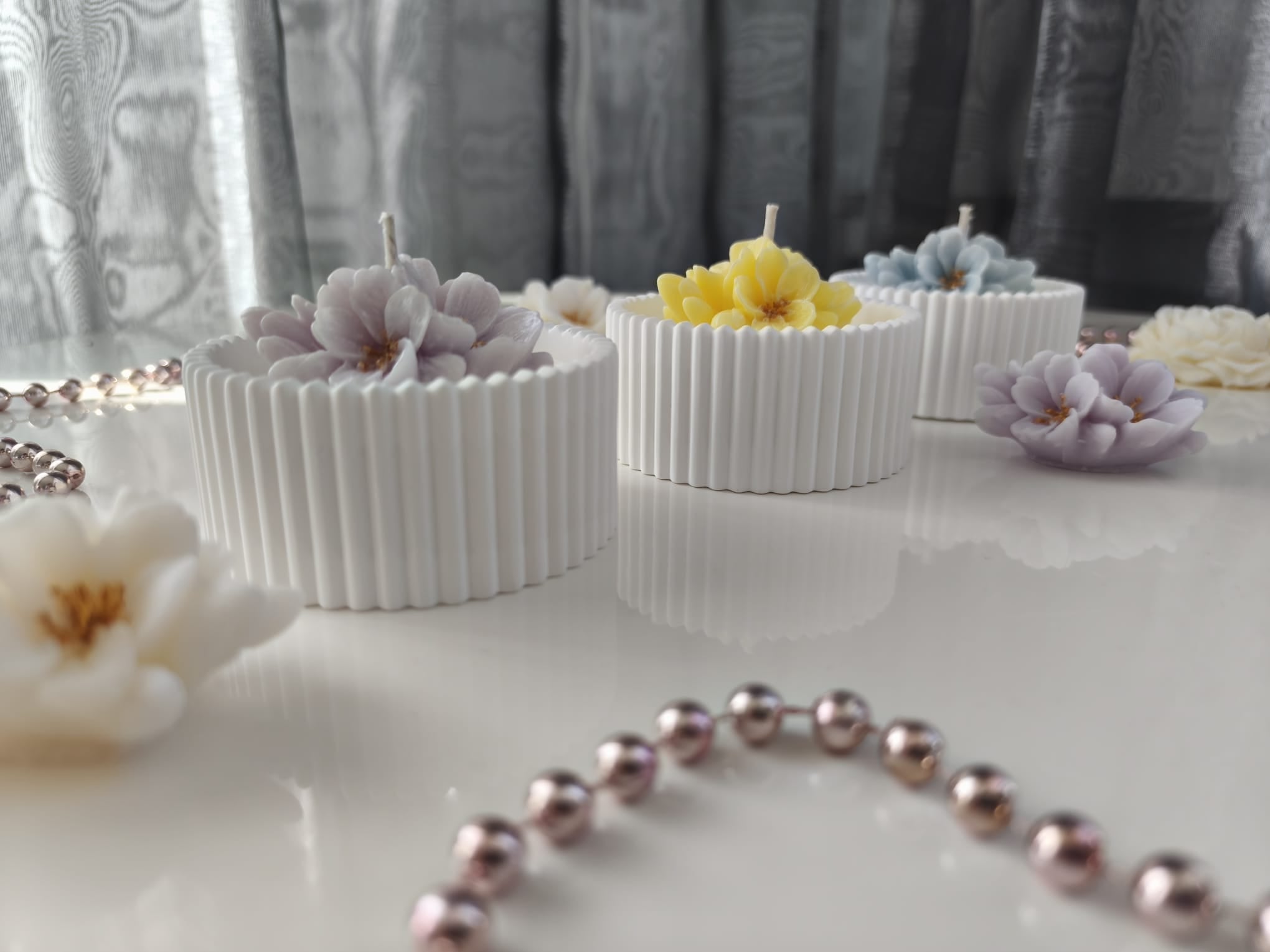 Svíčka pro tebe – Květiny v jesmonitové nádobě | 5 barev | Nika's Home