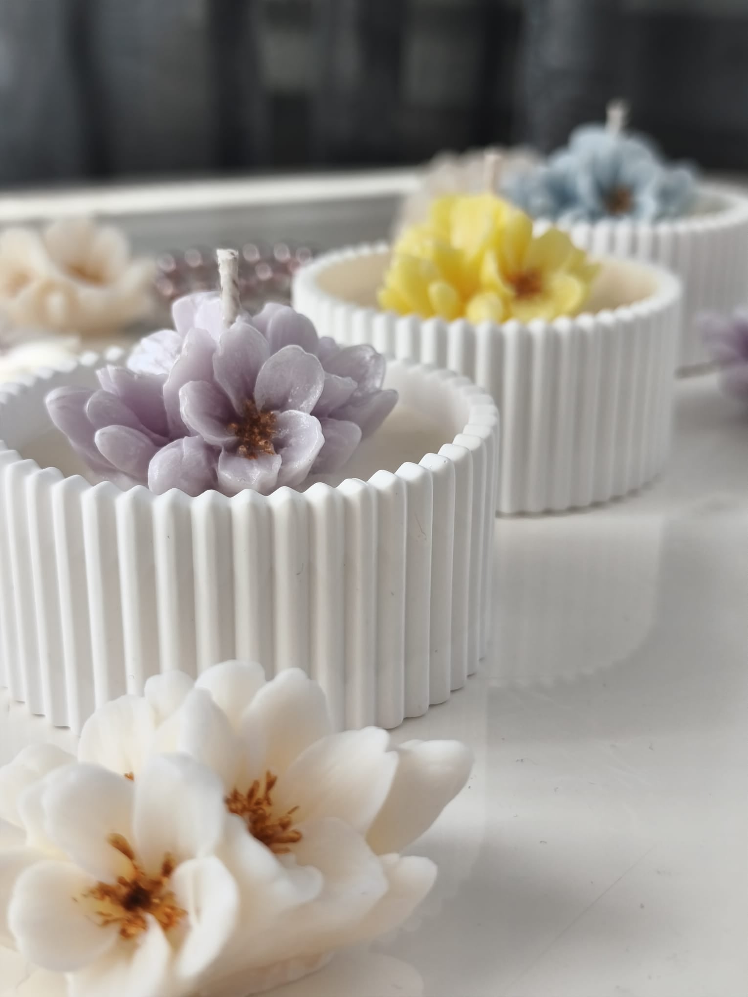 Svíčka pro tebe – Květiny v jesmonitové nádobě | 5 barev | Nika's Home