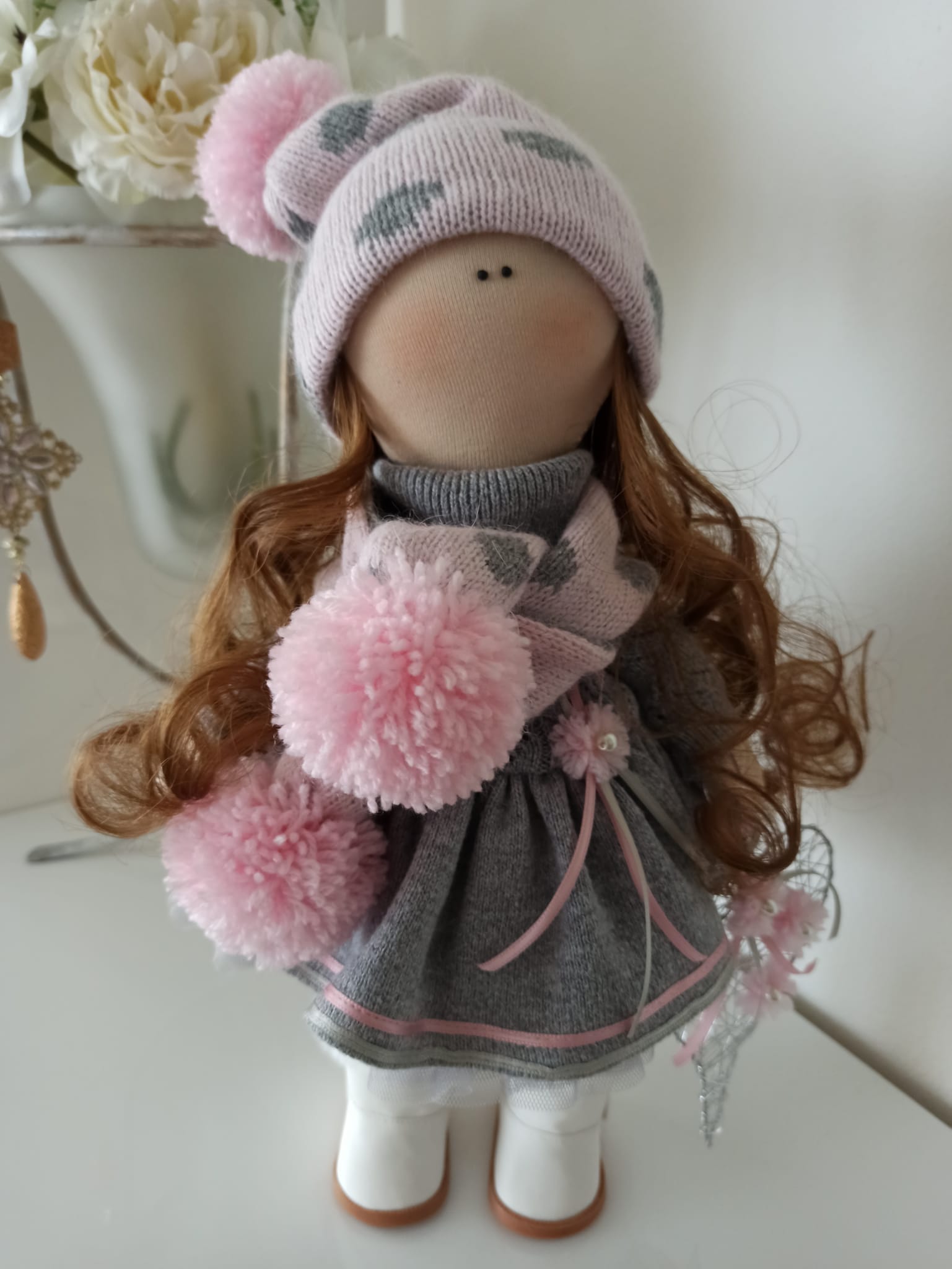 Nikaska Šedá – Ručně vyrobená panenka | 34 cm | Nika's Home