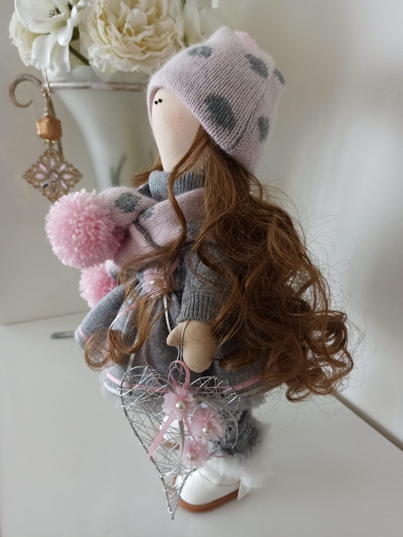 Nikaska Šedá – Ručně vyrobená panenka | 34 cm | Nika's Home