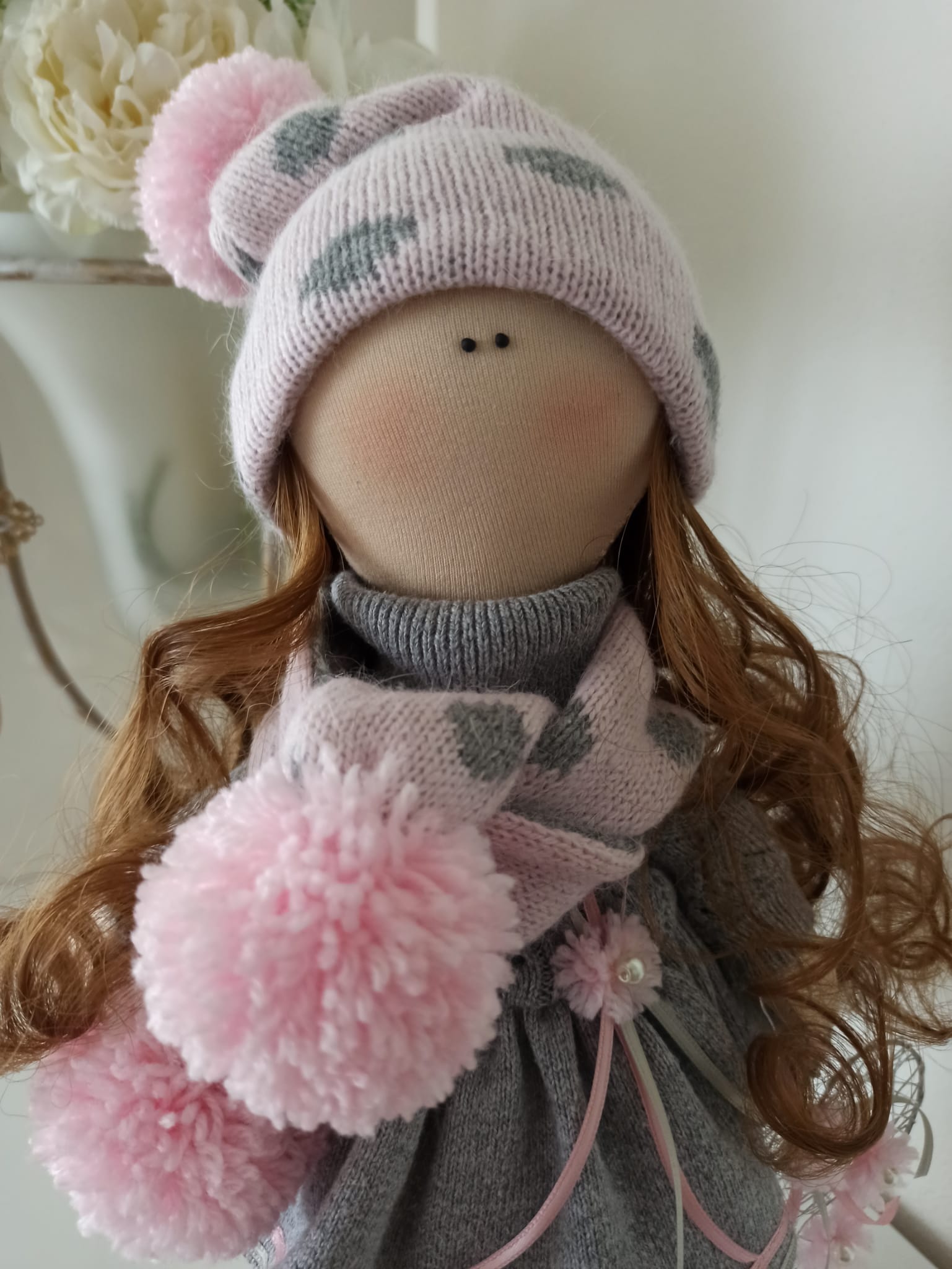 Nikaska Šedá – Ručně vyrobená panenka | 34 cm | Nika's Home